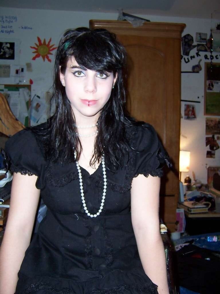 Shots of a posing goth chick - part 4634 page 1