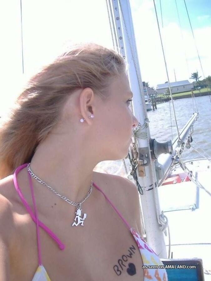 Compilation of an amateur teen posing sexy outdoors - part 2543 page 1