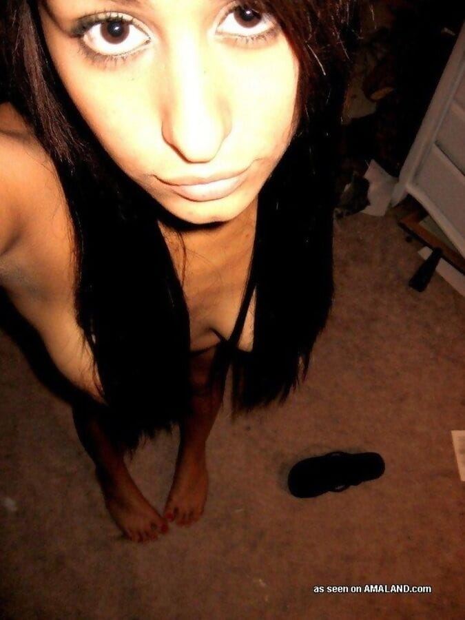 Selection of an amateur emo chick camwhoring at home - part 1988 page 1