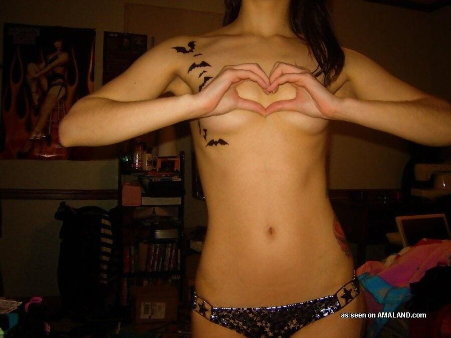 Pierced and tattooed babe camwhoring at home - part 2289 page 1