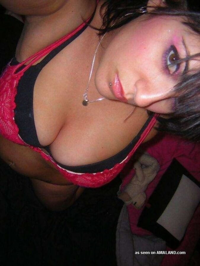 Sexy amateur chicks camwhoring for their boyfriends - part 3797 page 1