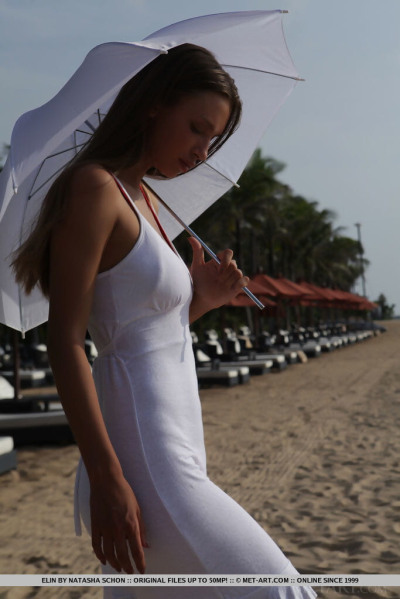 hot Küken elin Deckt Ihr Schön Körper Mit sand Während gehen Nackt bei Strand