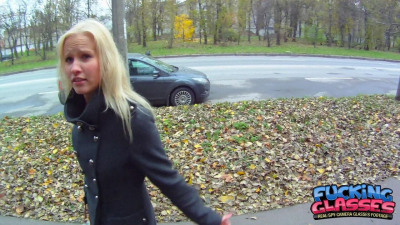 парень с камера ловит Блондинка Шлюха на В улица и накалывая ее киска