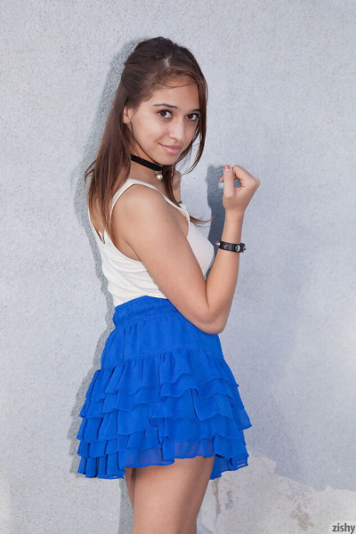 长 条腿 青少年 女孩 Sara Luvv 在 性感的 蓝色 裙子 - 一部分 4034