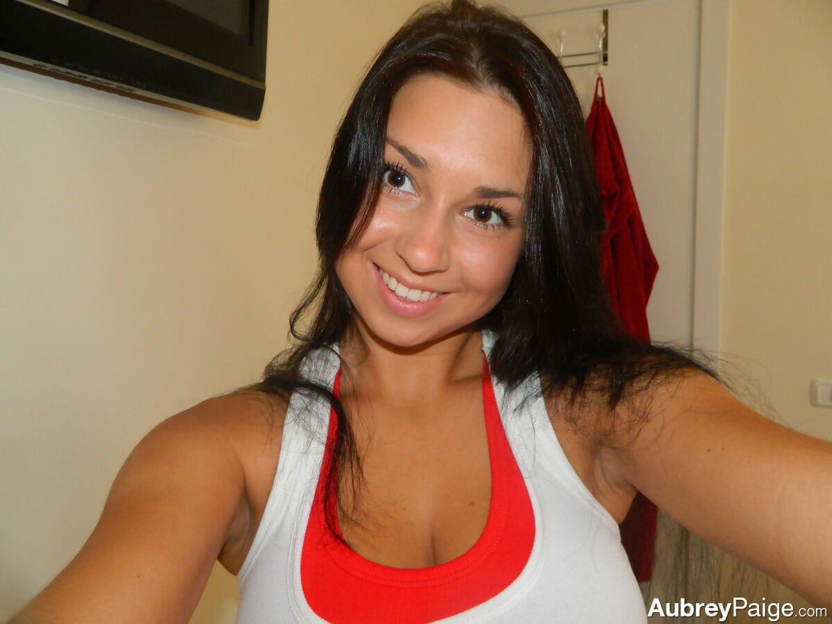 Dark haired amateur Aubrey Paige takes selfies as she exposes her hot body page 1