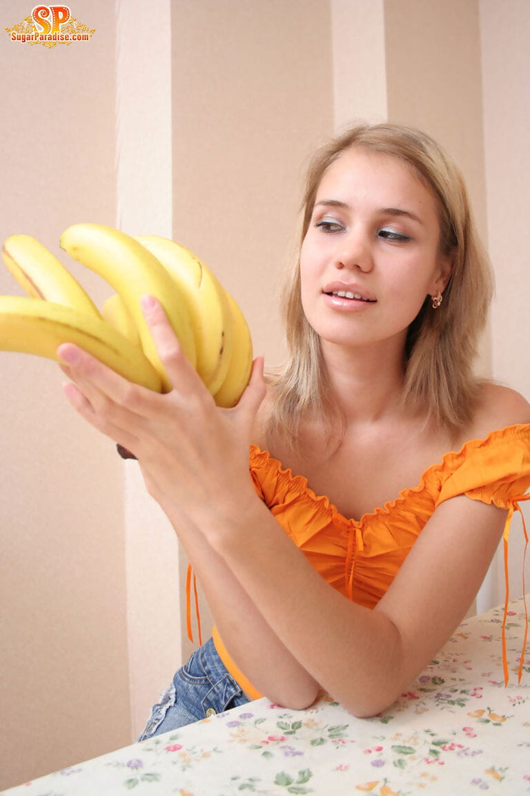 Blonde amateur peels off her clothes before doing the same to a banana page 1