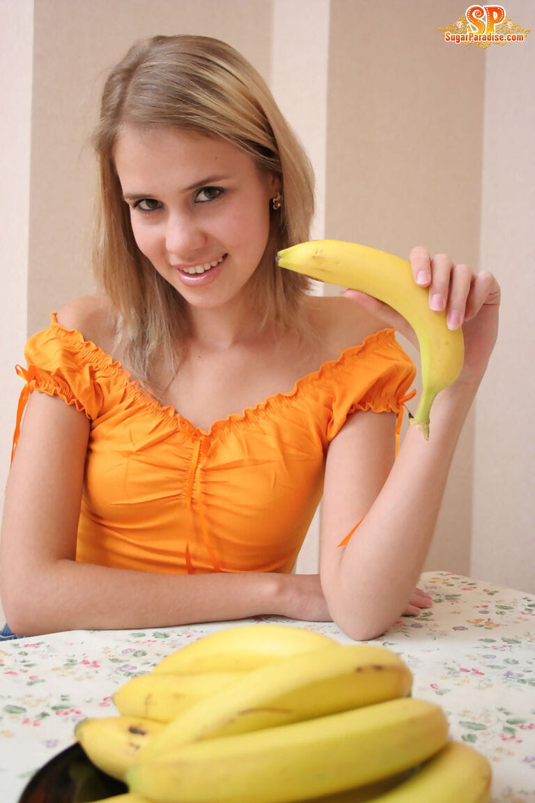Blonde amateur peels off her clothes before doing the same to a banana page 1
