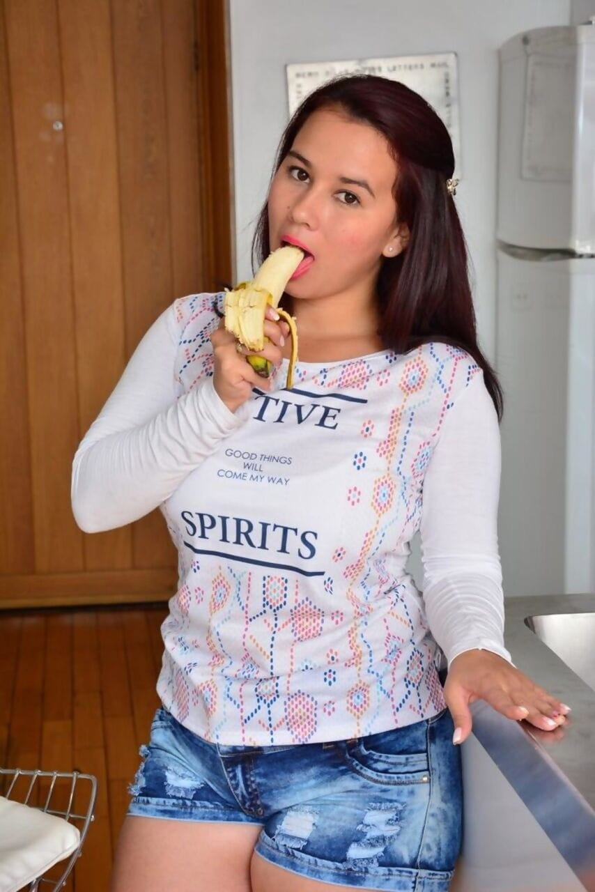 Colombian chick Angela Rodriguez eats a banana before baring her booty page 1