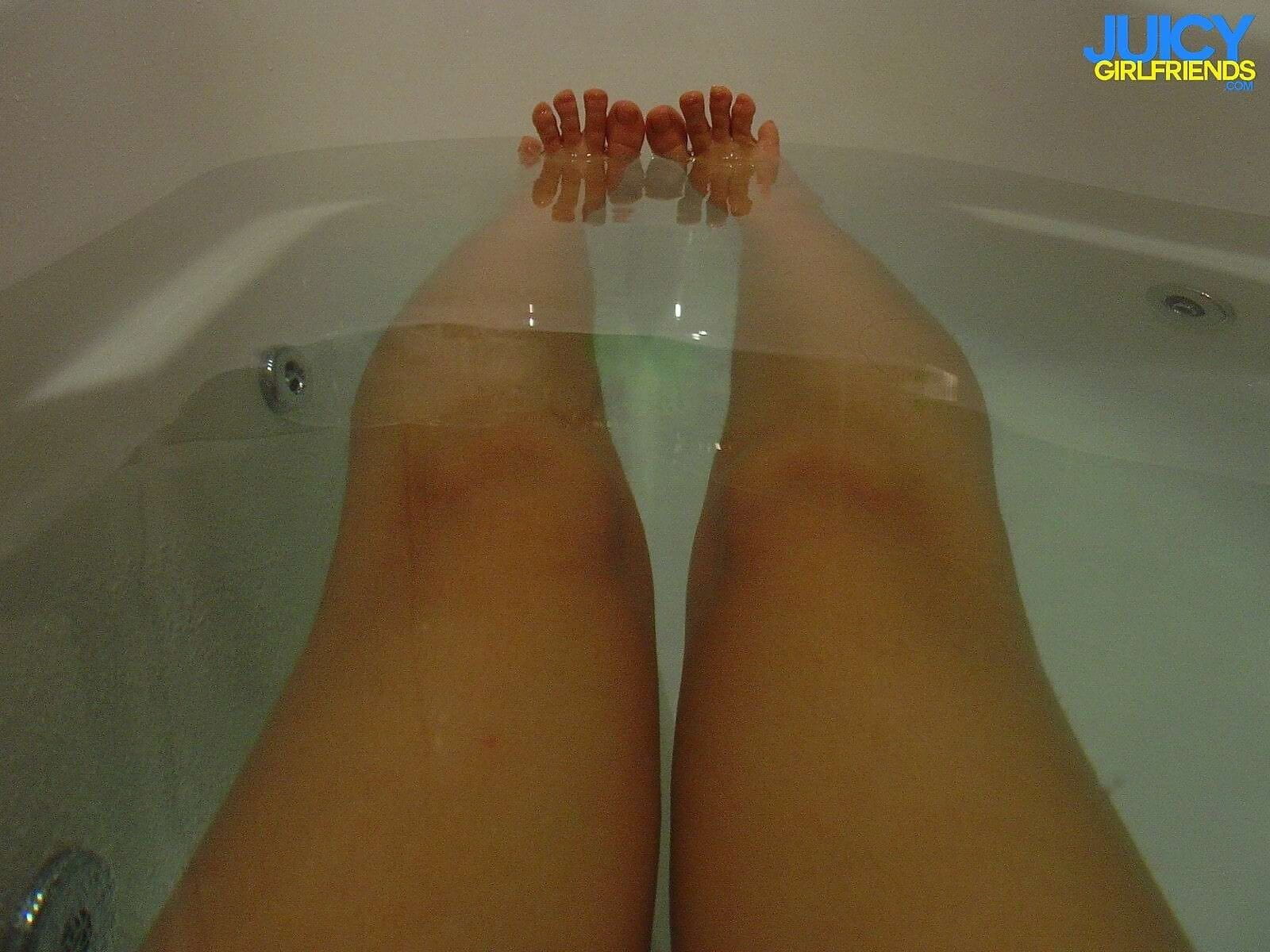 Nude amateur selfies in the bathtub - part 4483 page 1