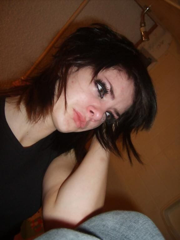 Pics of self-shooting emo chick - part 4783 page 1