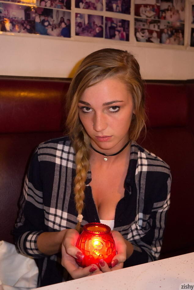 Blonde babe kendra sunderland showing her big tits - part 4600 page 1