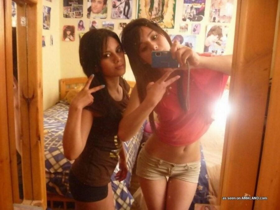 Tight latina teen selfshooting and posing with friends - part 3555 page 1