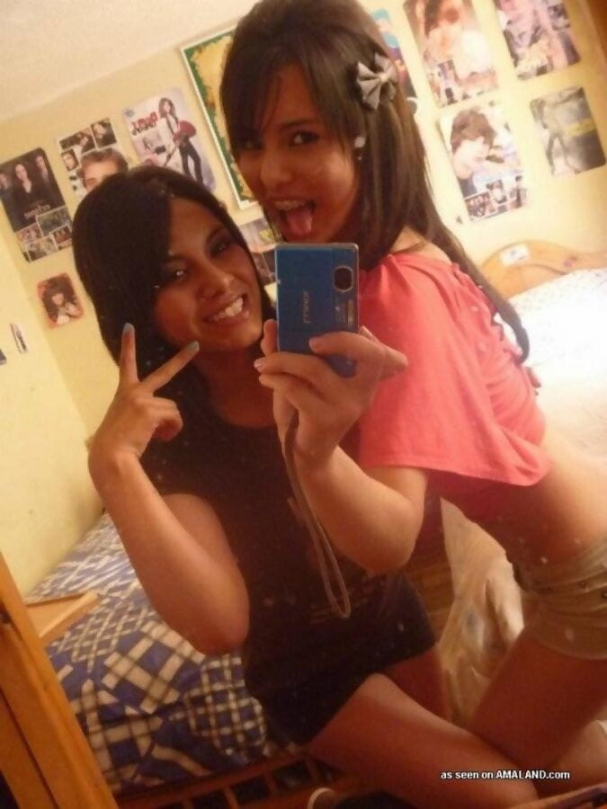 Tight latina teen selfshooting and posing with friends - part 3555 page 1