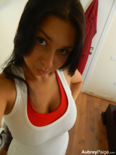 Dark haired amateur Aubrey Paige takes selfies as she exposes her hot body