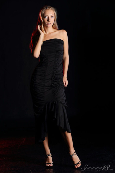 华丽 金发女郎 模型 单 一个 长 黑色的 衣服 在 她的 完美的 身体