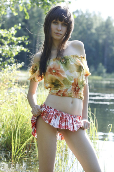 Belle adolescent Lena expose Son pert seins et chauve Chatte :Par: l' le lac