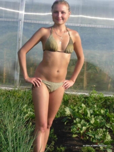 chaud blonde Petite amie posant dans Un bikini :Par: l' piscine - PARTIE 4169